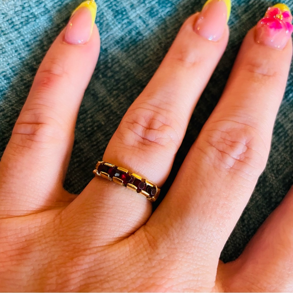 Avon Gold and Red Gemstone Ring
Size 6